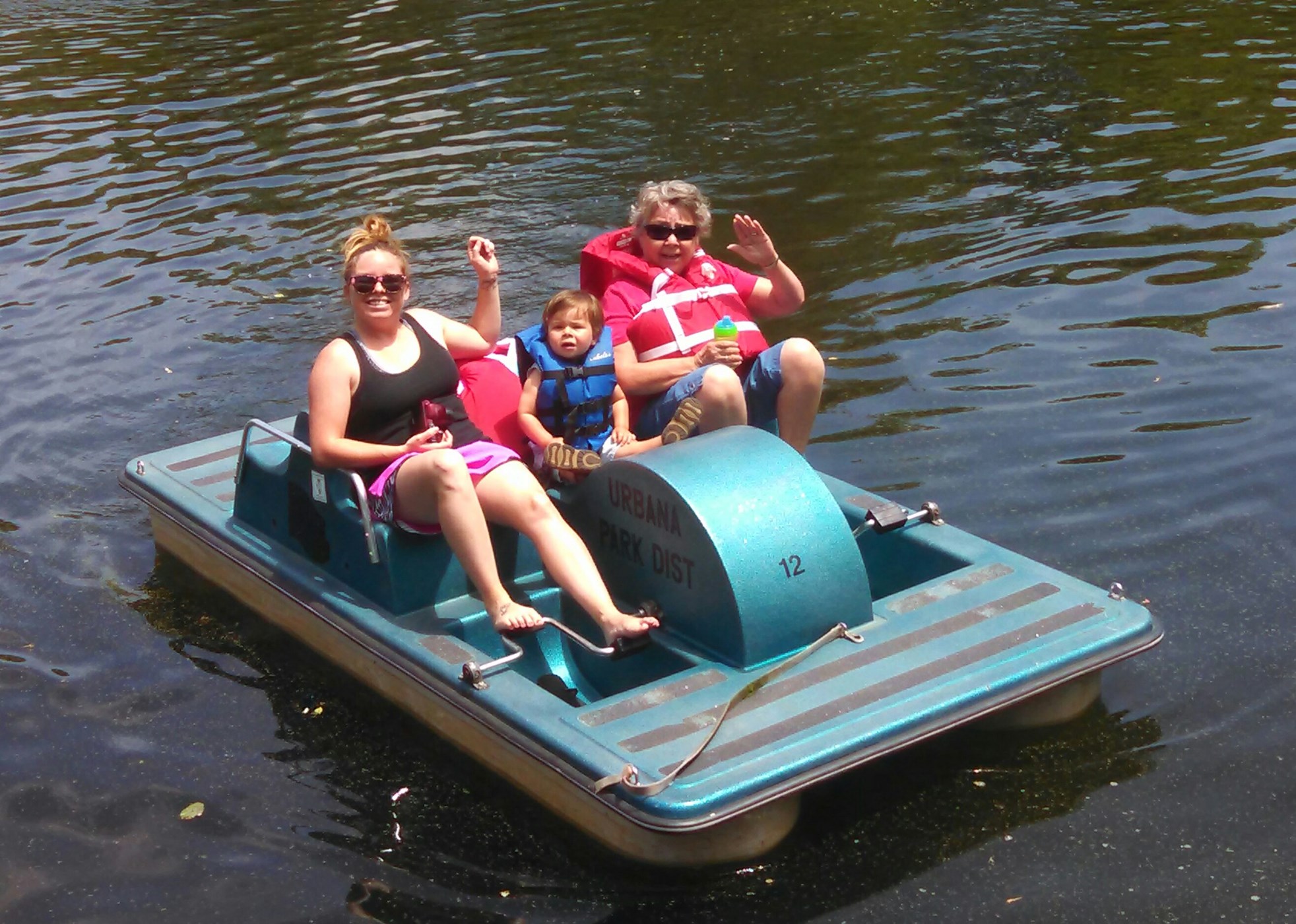 Family_on_paddle_boat